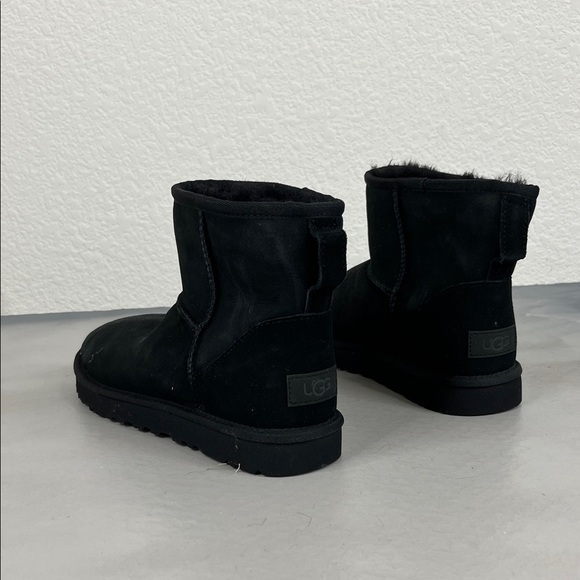 UGG Women's Classic Mini II Black Sueded Sherpa Pull on Winter Boots